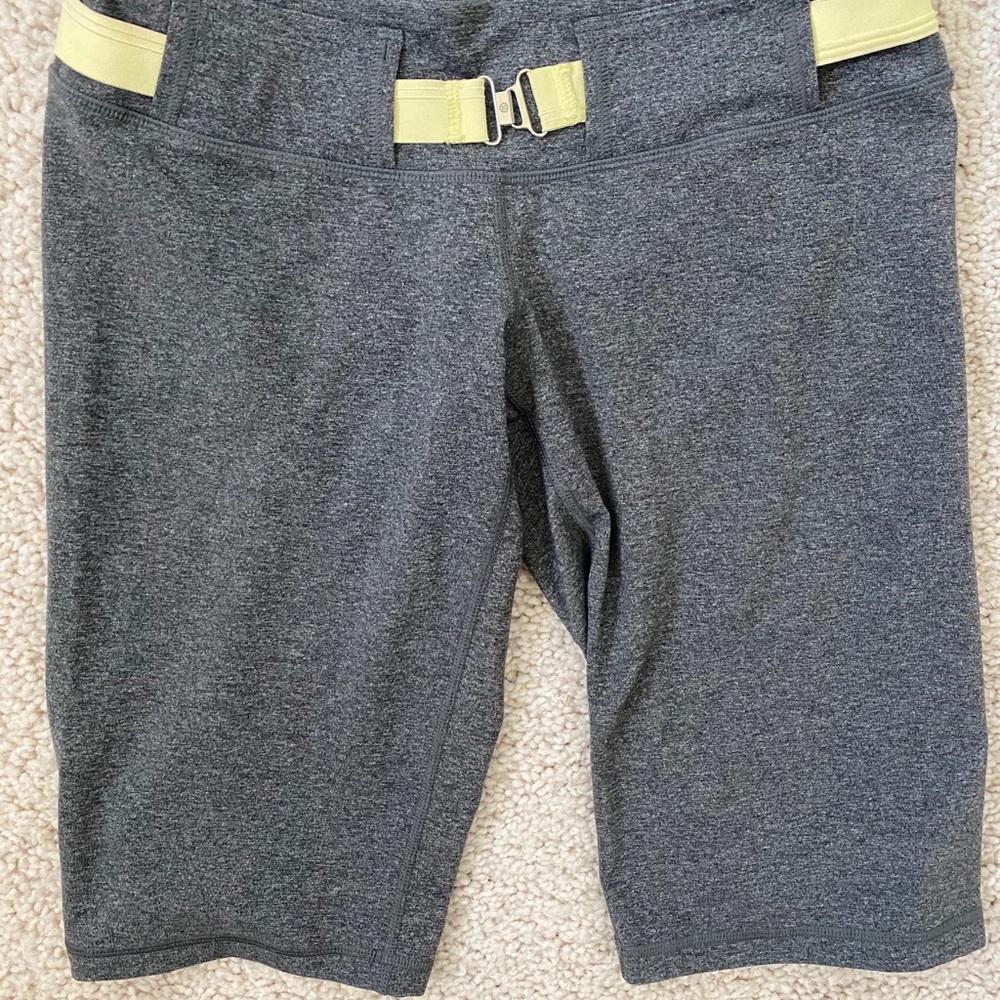 Lululemon longer short with belt size 6